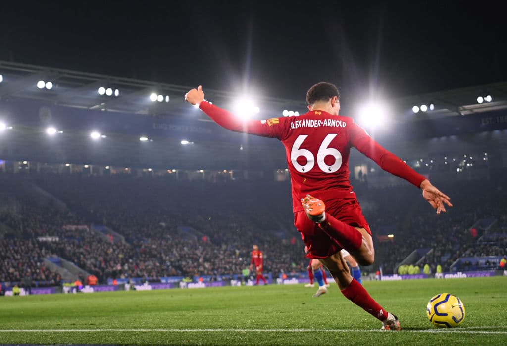 El estilo incomparable de Trent Alexander-Arnold cobrando un tiro de esquina.