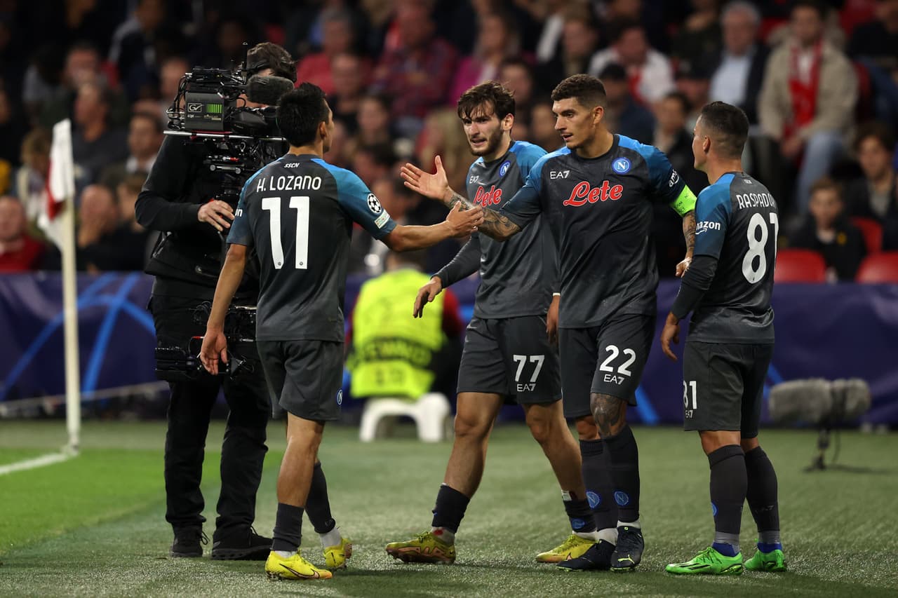 Napoli aplastó al Ajax a domicilio y lleva paso perfecto en la Champions League.