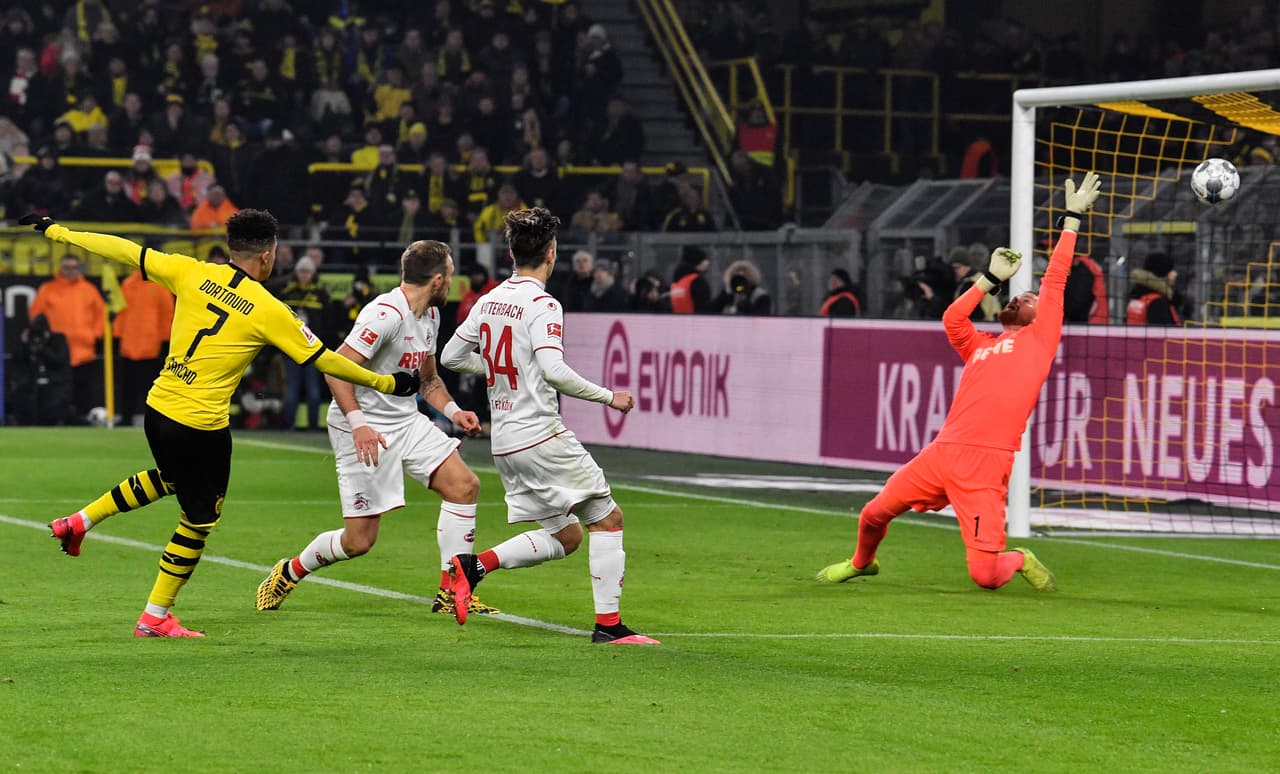<b>1- Jadon Sancho (Borussia Dortmund)</b>
<br>- Goles: 14 | Asistencias: 15 | Total: 29
<br>- Es, sin duda, una de las revelaciones de la campaña por el nivel y lo que ha aportado a su club con 14 goles y 15 asistencias.
<br>- Sin embargo, está lejos con 14 tantos mira al sublíder de goleo con 7 goles más y Lewandowski tiene 11 más que él.