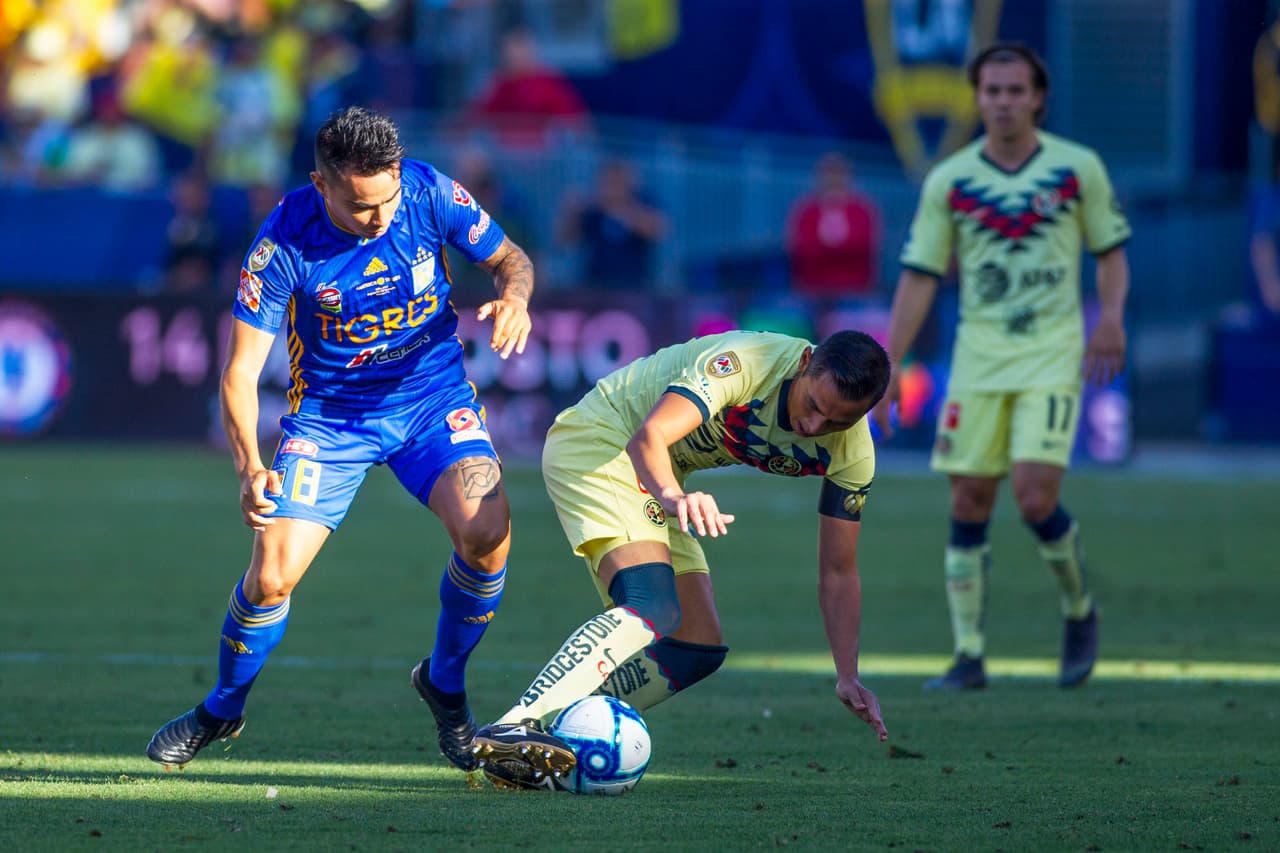 En cada sector de la cancha, desde el inicio, el balón fue disputado con un extra, generado por la rivalidad entre regios y capitalinos.