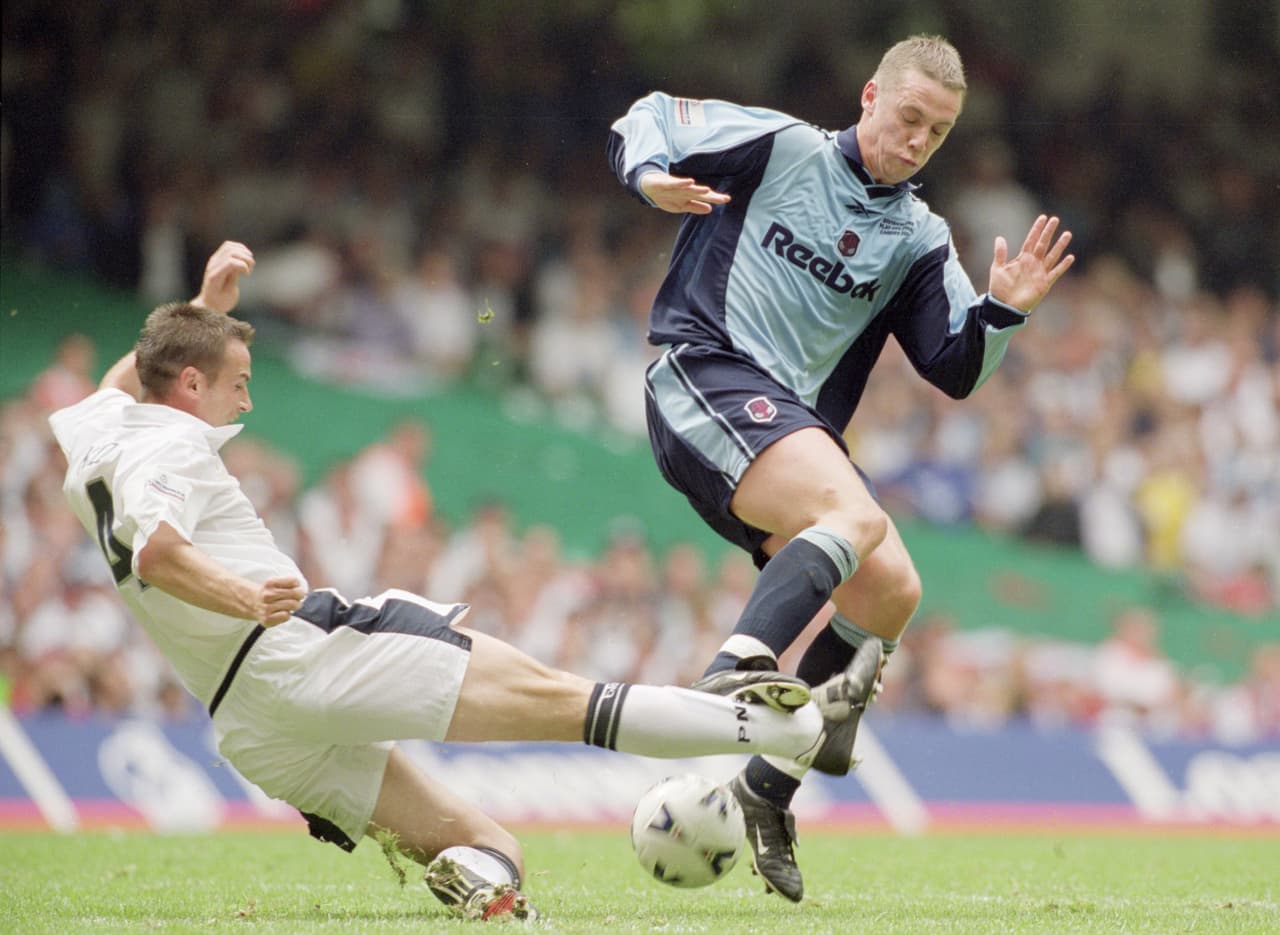 Uno de los canteranos ilustres de Los Trotters es Kevin Nolan, un centrocampista férreo con larga carrera en Inglaterra.