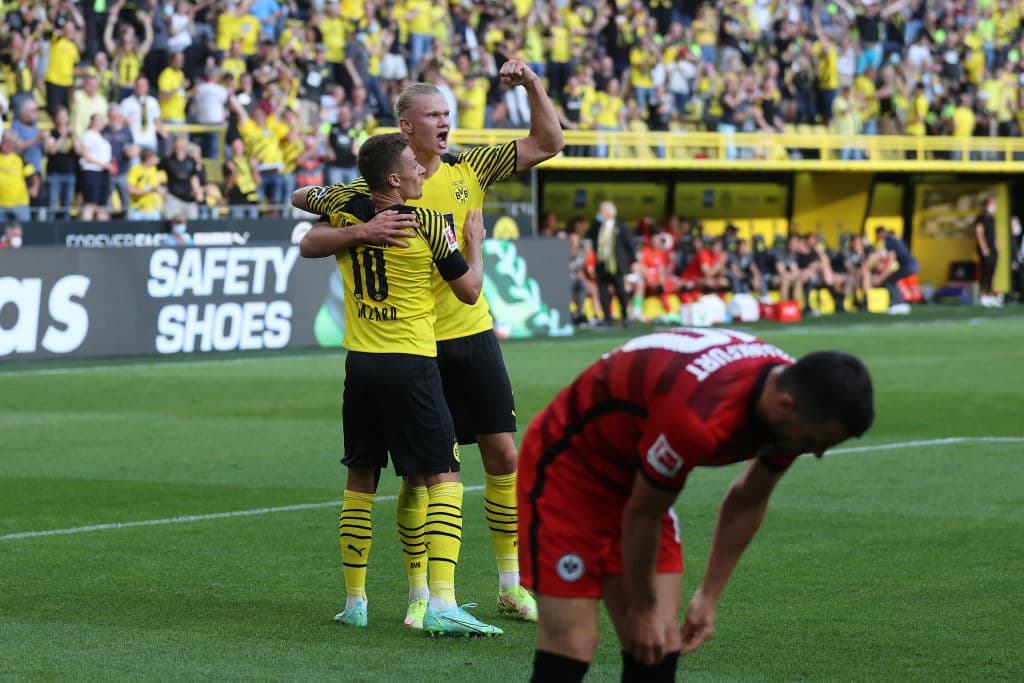 Borussia Dortmund, sin piedad, golea al Frankfurt 5-1 en el primer partido de temporada. Reus (23’), Hazard (32’) y Reyna (58’) sumaron un tanto al marcador, mientras que Erling Haaland anotó doblete durante el encuentro. Felix Passlack anotó autogol al 27’, mientras que Jens Petter Hauge anota el segundo tanto al 86’.