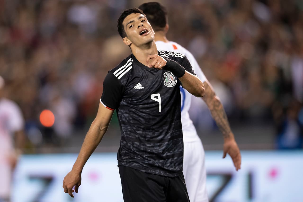 En el segundo tiempo cambiaron las cosas, Raúl Jiménez pudo marcar de carambola, pero el balón pegó en el vertical izquierdo del arco chileno.