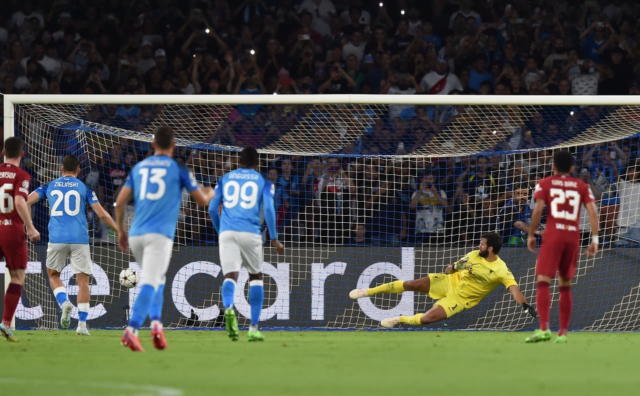 Napoli venció al Liverpool por 4-1 con un doblete de Piotr Zienlinski, así como los tantos de Anguissa y Giovanni Simeone. Hirving Lozano ingresó e la segunda parte, pero no pudo anotar.