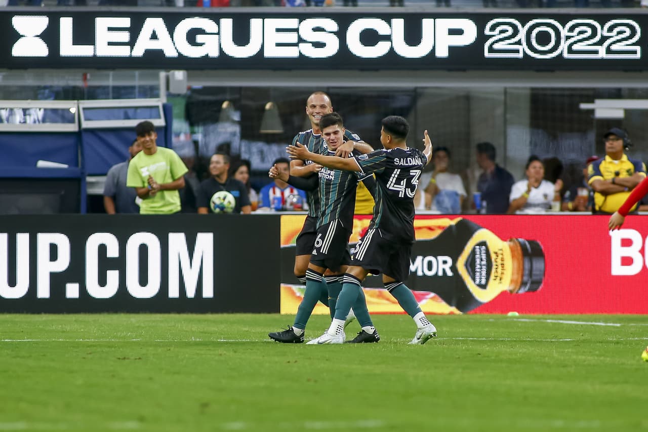 Chicharito y LA Galaxy confirmaron el mal momento de unas Chivas que siguen sin saber anotar y que otra vez se cansaron de fallar hasta que la defensa no pudo con la definición de Joveljic y un gran disparo de Pérez.