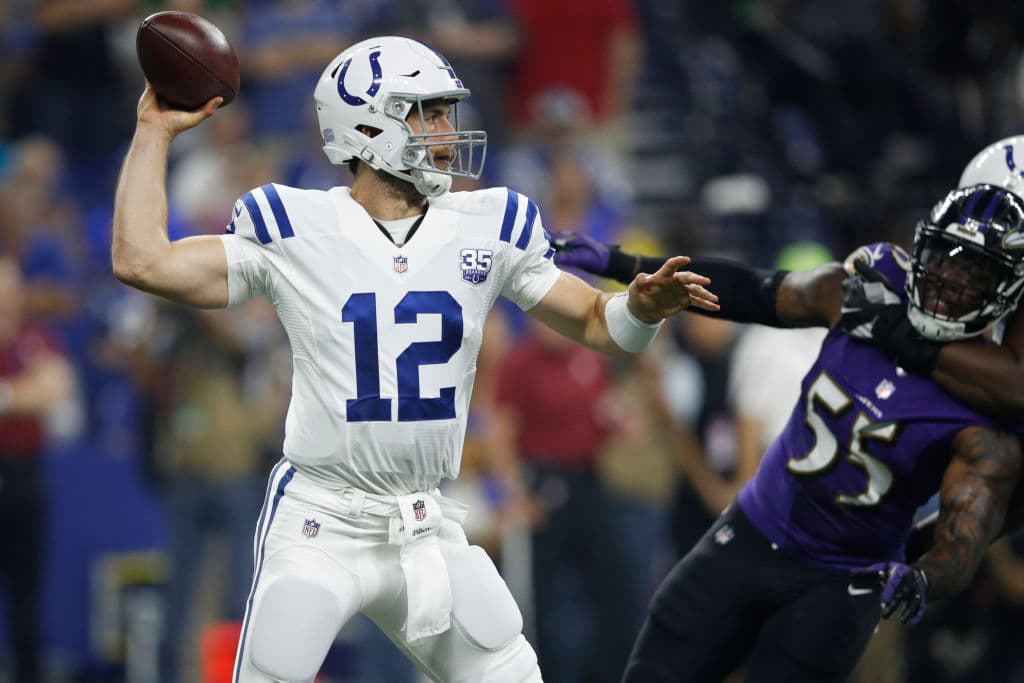 Este lunes ante los Baltimore Ravens Luck tuvo su segundo test. Pudiera decirse que retrocedió un poco, al completar seis de 13 intentos para apenas 50 yardas, Fue interceptado una vez.