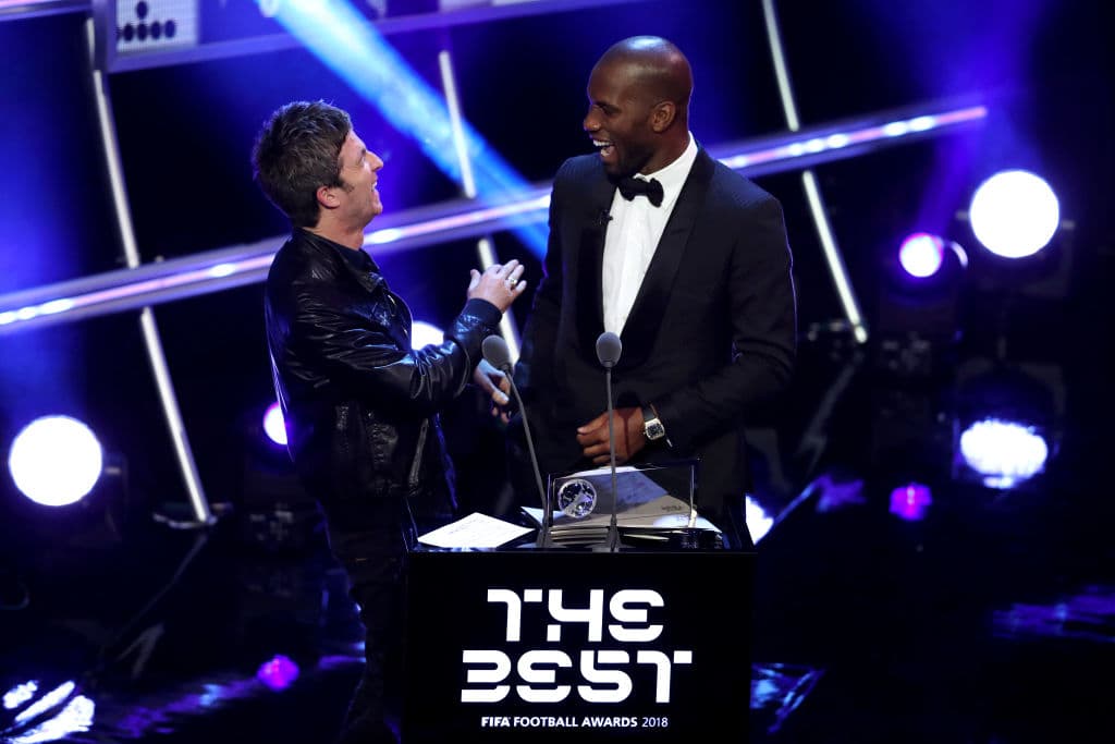 Noel Gallagher y Didier Drogba bromearon sobre fútbol antes de darle el trofeo a Salah.