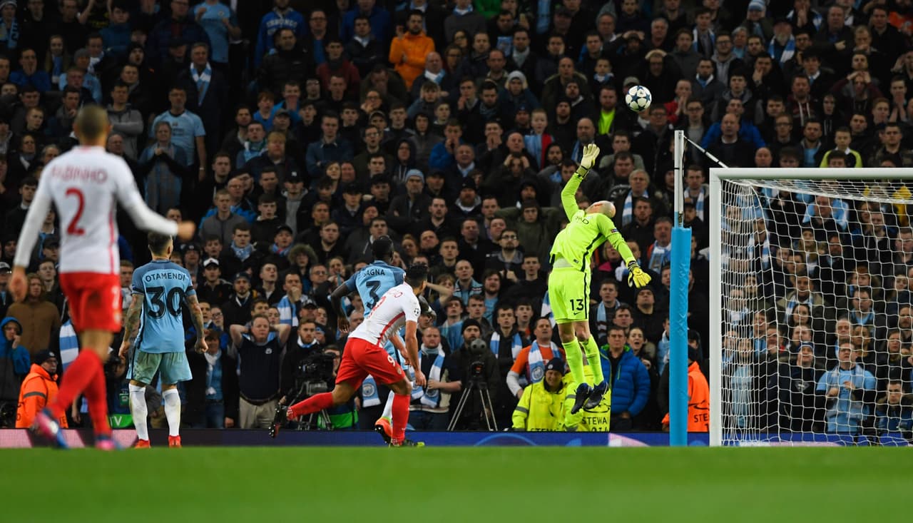 Picar el balón consiste en patearlo con cierta precisión por debajo para ubicarlo por encima de un rival con la idea que llegue a un destino fijo o del arquero de tal manera que lo supere pero que también sea gol. Es una de las definiciones más elegantes del fútbol.
