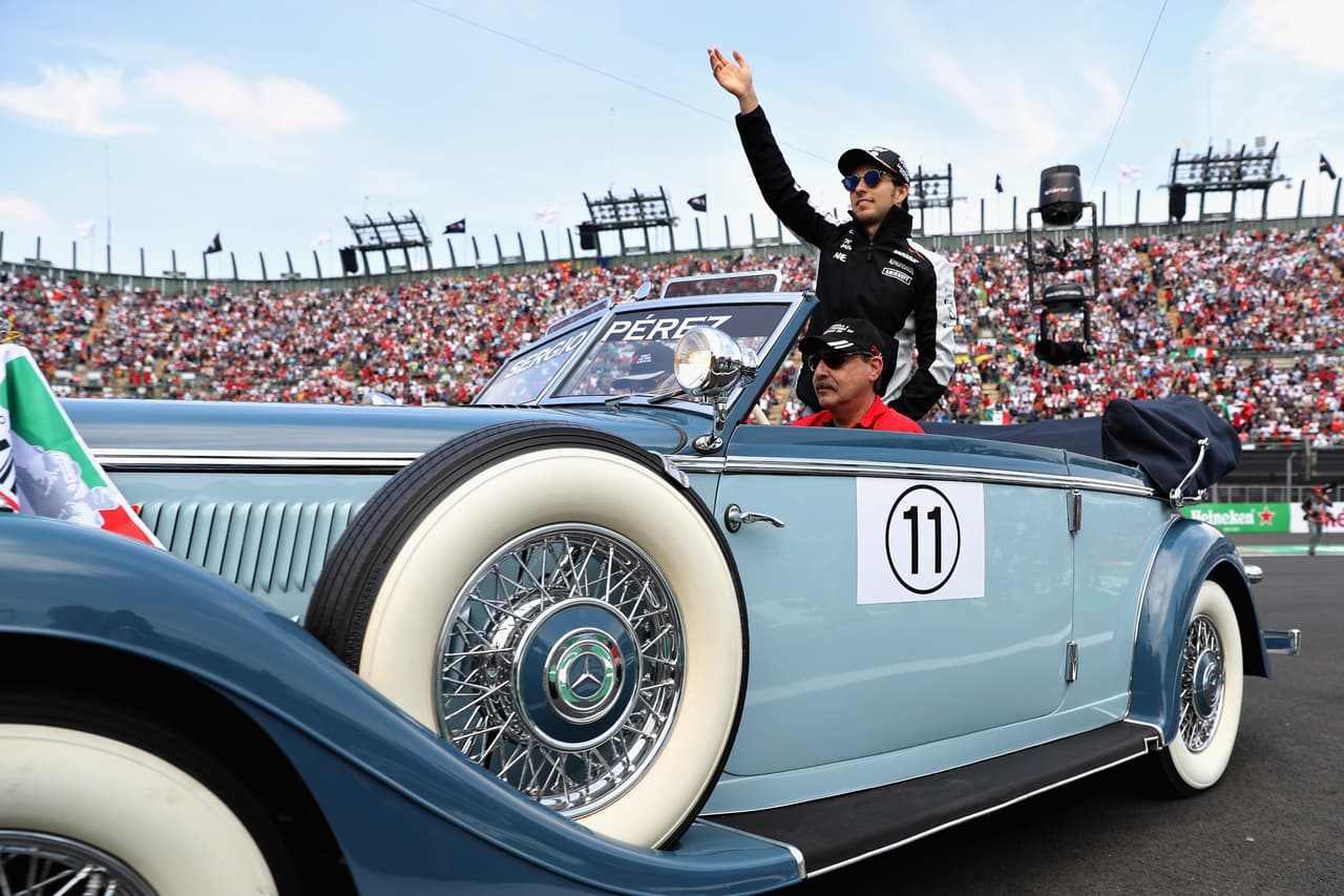 El mexicano Sergio 'Checo' Pérez, con bandera mexicana en su vehículo, envió el tradicional saludo a su gente.