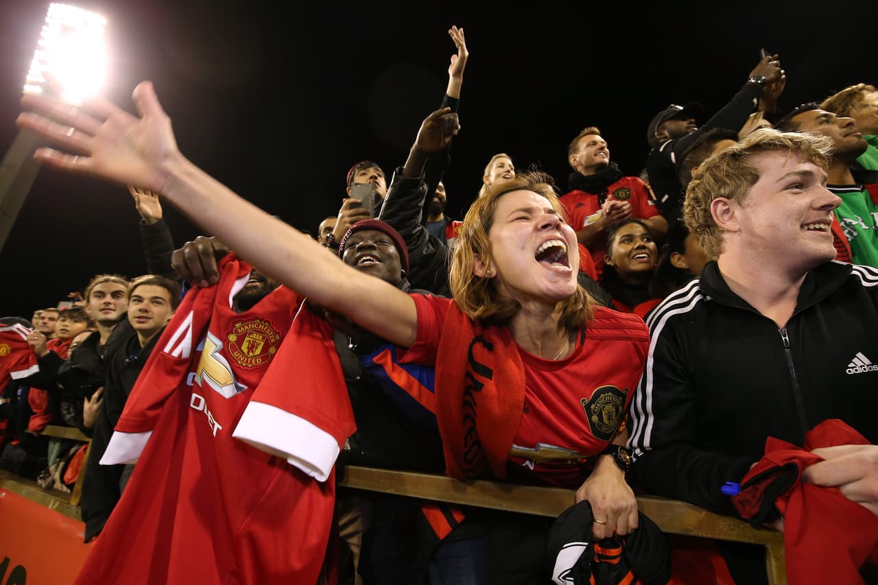 Manchester United entrenó este jueves a puertas abiertas en Perth, Australia, para tener contacto con los cientos de aficionados que llegaron hasta el WACA Ground. Paul Pogba, aún sin definir su futuro, fue uno de los más aclamados tomándose fotos y firmando autógrafos a quienes se lo pidieron. Los Diablos Rojos enfrentarán al Perth Glory y al Leeds United en esta gira por suelo australiano.