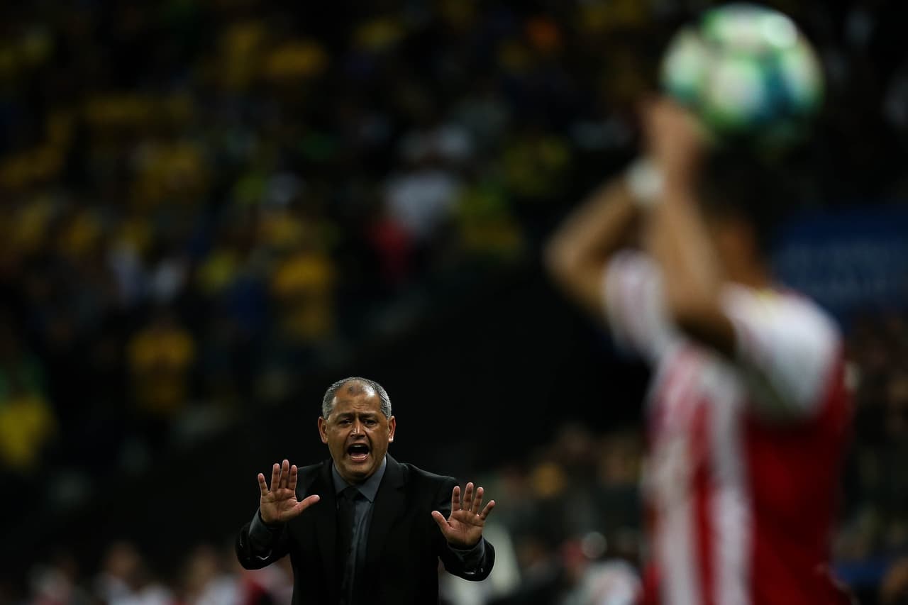 El técnico paraguayo Francisco Arce planteó el partido con miras a cerrar espacios, etendiendo la superioridad individual de los locales.