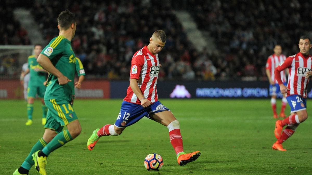 Volvió a casa y en el verano de 2016 fue prestado al Girona. En segunda división resurgió como futbolista: 38 partidos, 14 goles y 2 asistencias.