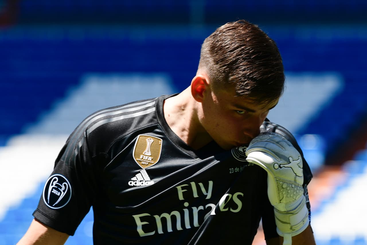 Andriy Lunin besó el escudo del Real Madrid en su presentación.