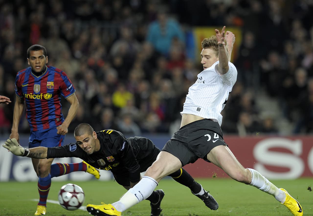 En la primera mitad los visitantes dieron un golpe sorpresivo con el tanto de Nicklas Bendtner que silenció el Camp Nou con su gol al 18’.