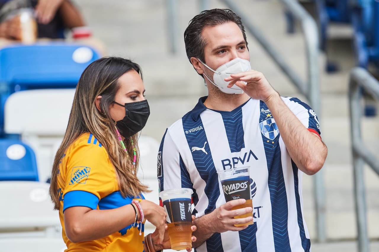 La afición se hizo presente en el BBVA con todas las medidas de seguridad.