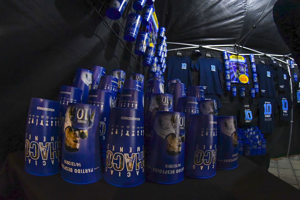 Emoción, goles, amigos, exfutbolistas, jugadores en activo y lágrimas, así se desarrolló la despedida del argentino nacionalizado mexicano.