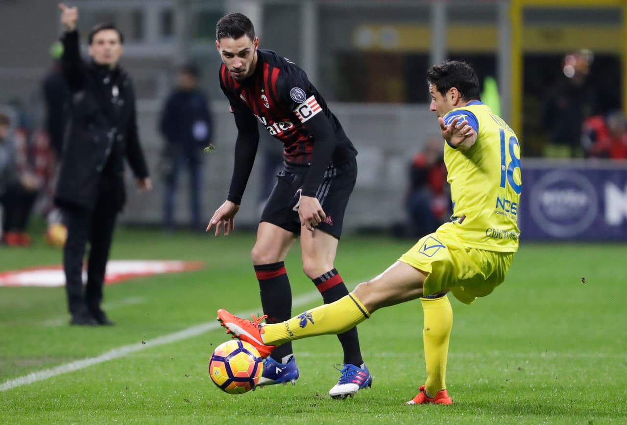 Mattia De Sciglio (A.C. Milan) - El defensa italiano es de lo mejor que tiene el equipo 'rossonero' en esta temporada. Su nivel habría llamado la atención de la Juventus.
<br>