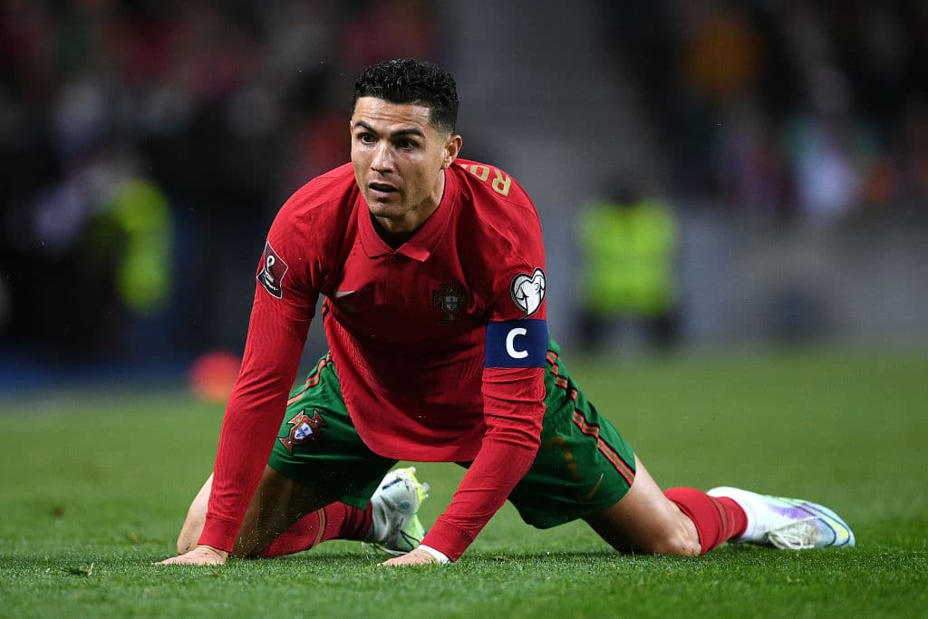 Dos goles de Bruno Fernandes, jugador del Manchester United al igual que Cristiano Ronaldo, sirvieron para que Portugal venciera 2-0 a Macedonia del Norte y sellara su clasificación al Mundial de Qatar 2022.
<br>