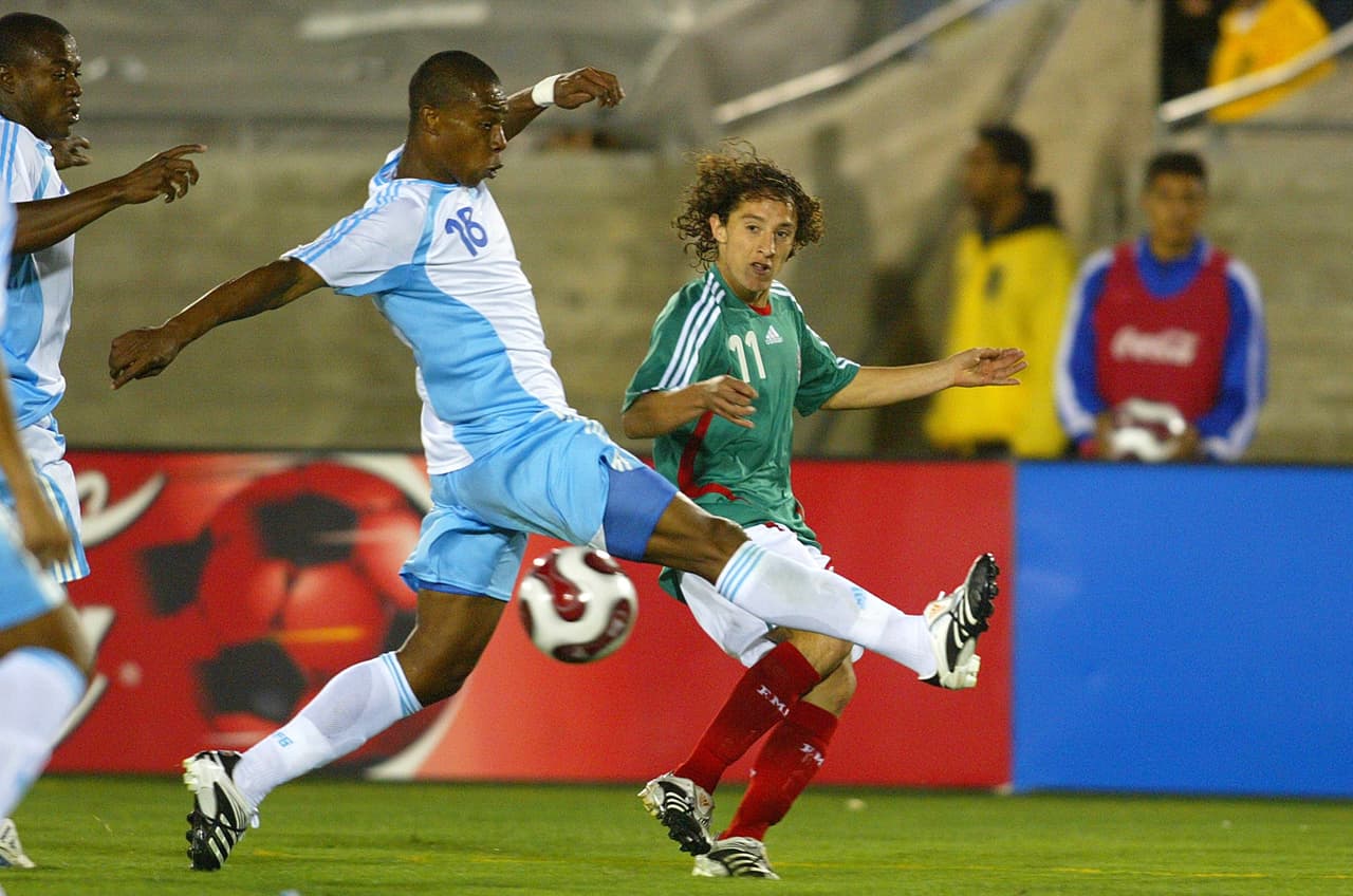 Andrés Guardado y Carlos Salcido empezaron a equilibrar el partido, pues su experiencia pudo nivelarlo.