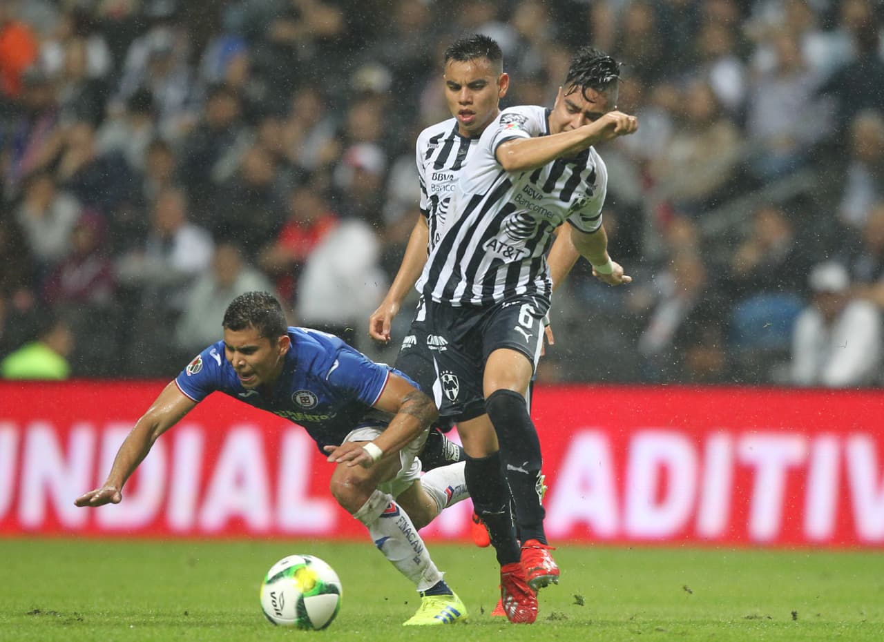 En el primer tiempo el juego fuerte fue tendencia, por lo que el árbitro debió mostrar cinco tarjetas amarillas.