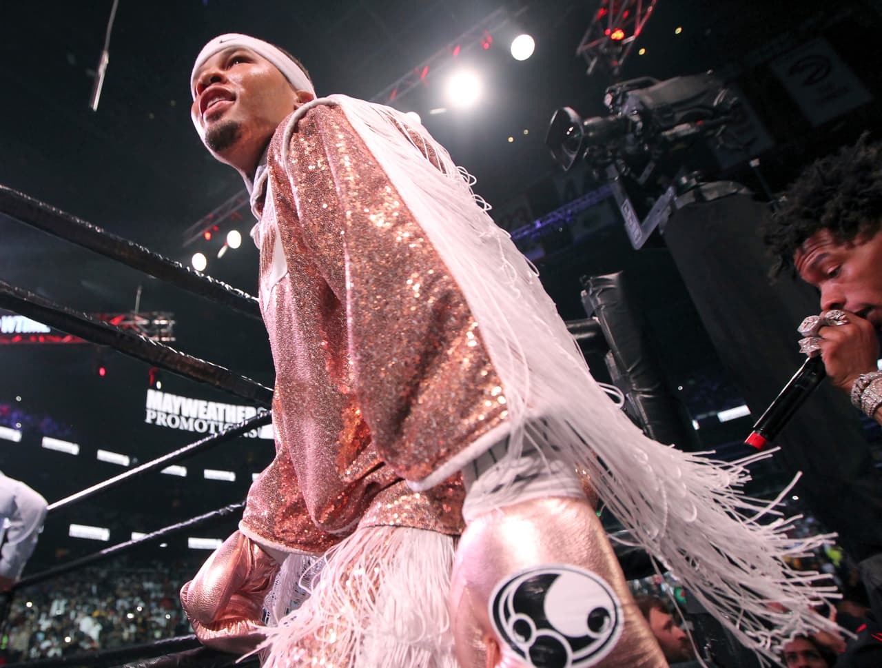 Inició su carrera como profesional en un enfrentamiento ante su compatriota Desi Williams a quien derrotó por la vía del nocaut.
<br>