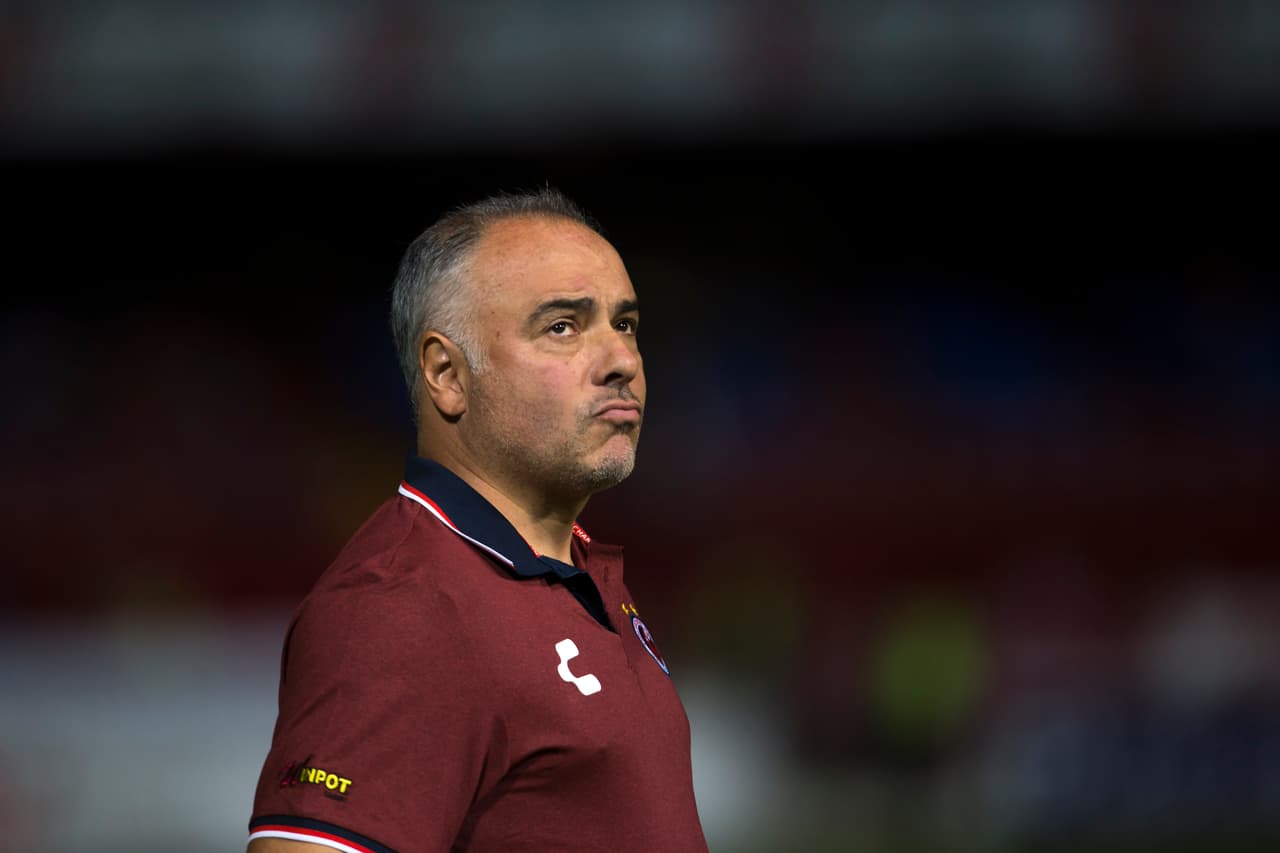 <b>Polémicos: </b>Otro que estuvo a nada de dirigir al Tri, concretamente, a dos minutos, fue
<b>Guillermo Vázquez</b>. ¿Por quién no llegó? Hay que preguntarle a Moisés Muñoz y al América.