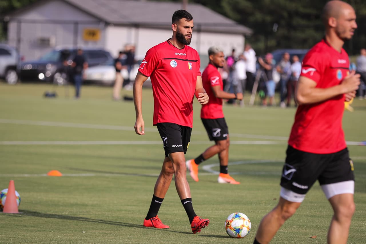 La Selección de Venezuela cerró su preparación de cara al duelo que sostendrá este miércoles en Mercedes-Benz Stadium en Atlanta ante México, en choque que le sirve de preparación a ambas selecciones para la Copa América y Copa Oro respectivamente. La 'Vinotinto' acude a este cotejo con sus grandes figuras como Salomón Rondón, Josef Martínez, Roberto Rosales y Tomás Rincón, bajo la guía del técnico Rafael Dudamel.