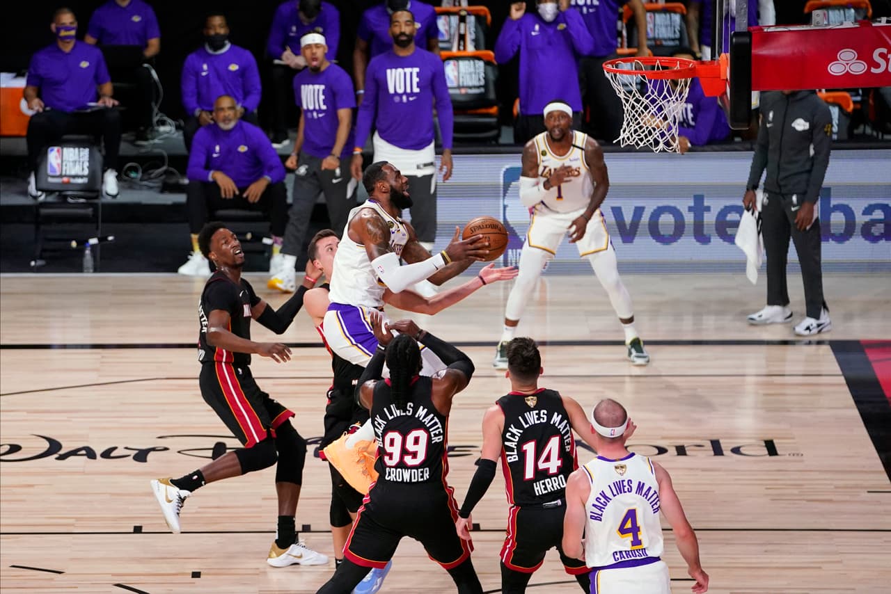Los Lakers consiguen llevarse el sexto partido con un marcador de 106-93 sobre el Miami Heat, resuelven la serie y levantan el título número 17 de la franquicia.