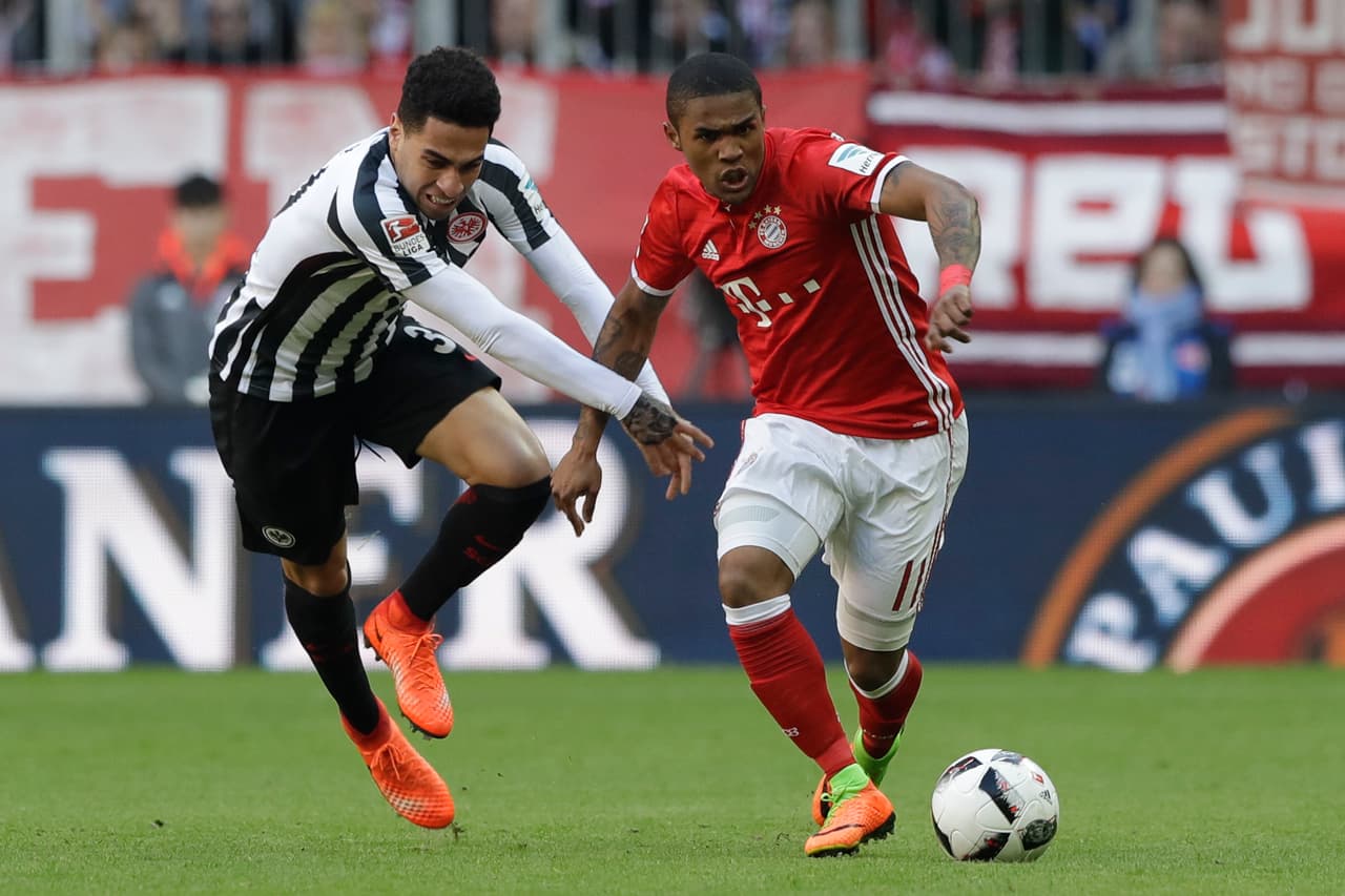 Douglas Costa (Bayern Múnich) - Es un delantero de calidad, pero no ha podido pelearle a Lewandowski ni Müller en la titular. Podría salir en junio rumbo al Tottenham Hotspur.
