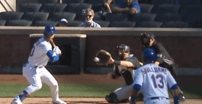 En la repetición, Conforto parece meter el codo para que la pelota lo golpee y así obligar al umpire a cantar el pase automático a primera base. De hecho, en un principio el oficial Ron Kulpa decretó el segundo out, pero segundos después recapacitó ante la queja del jardinero de los Mets.