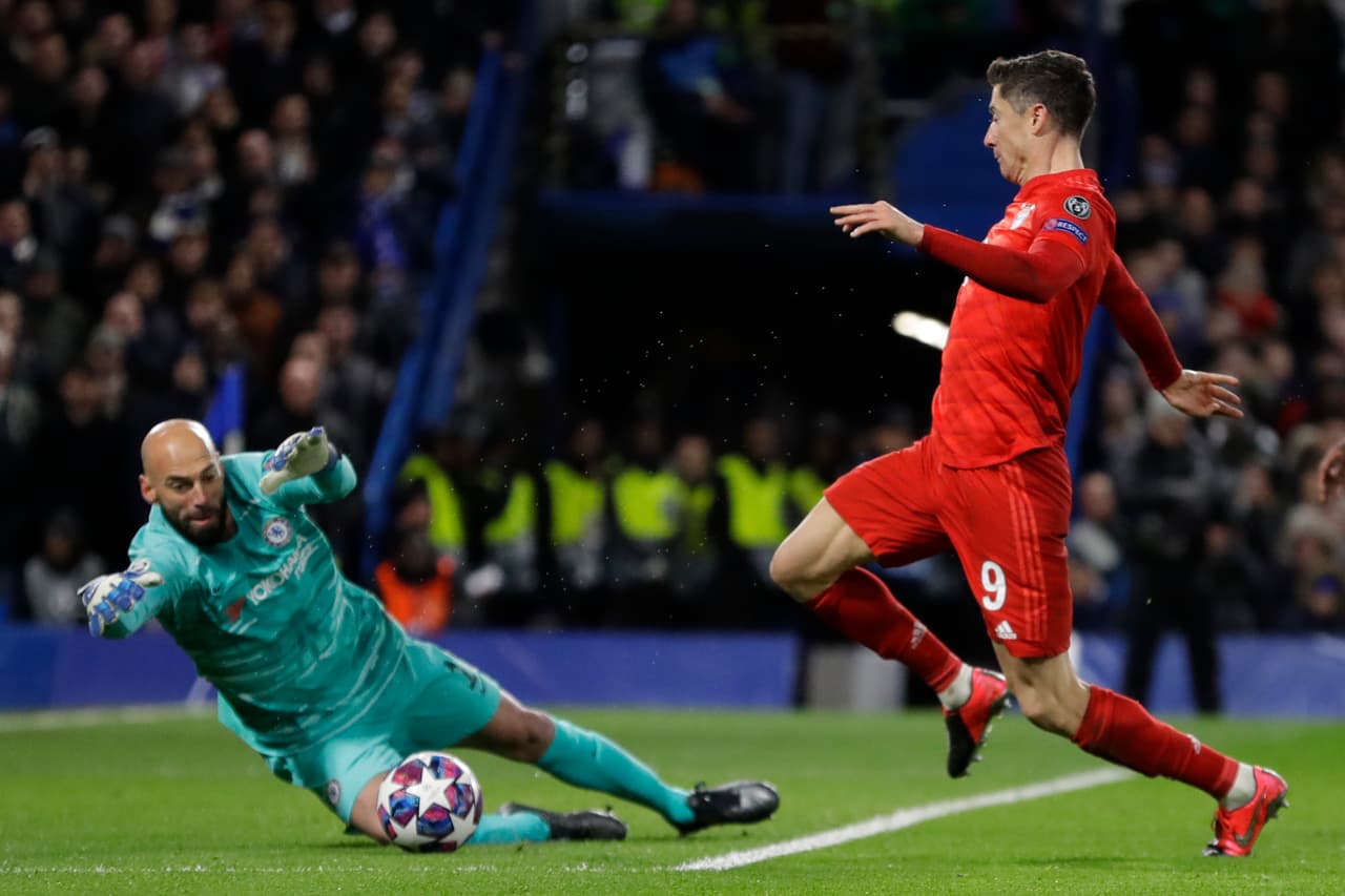 Neuer sale a salvar la portería después de que Alonso realizara un tiro de zurda por la parte baja.