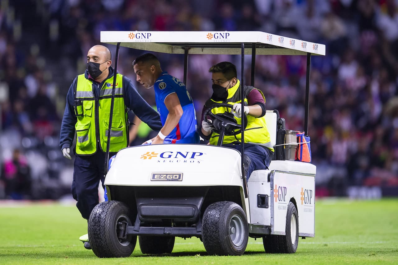 El jugador tiró la pelota a la banda y tuvo que abandonar la cancha con ayuda de las asistencias médicas.