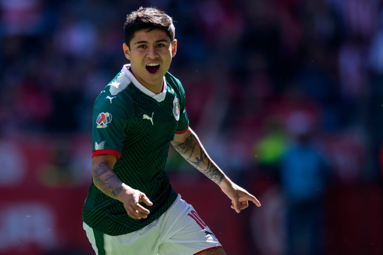 El festejo del canterano de Chivas tras su buena definición en Toluca.