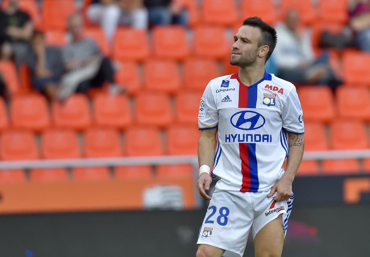 Mathieu Valbuena vuelve a lesionarse y será baja con el Lyon