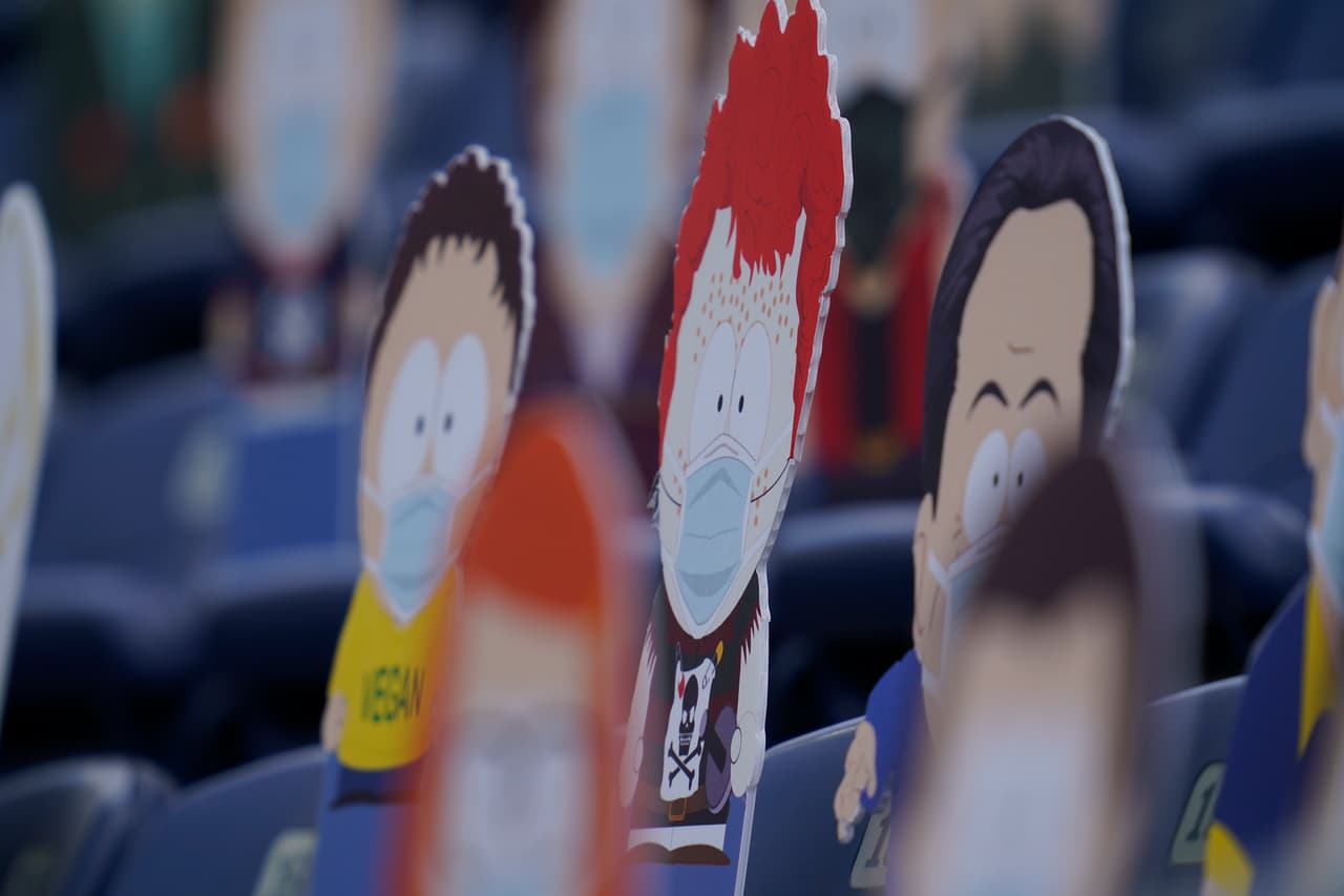 La serie con más de 22 años al aire, vuelve a estrenar temporada y una gran idea de promoción fue esta, llenar las gradas con sus personajes