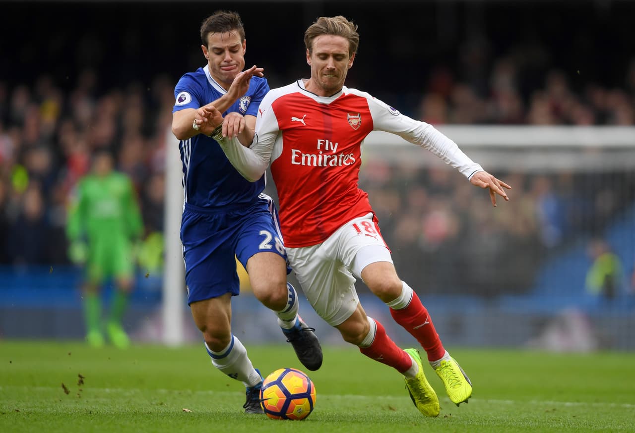 Arsenal apenas podía contener las embestidas y buscaba cómo sacudirse con la posesión de balón.