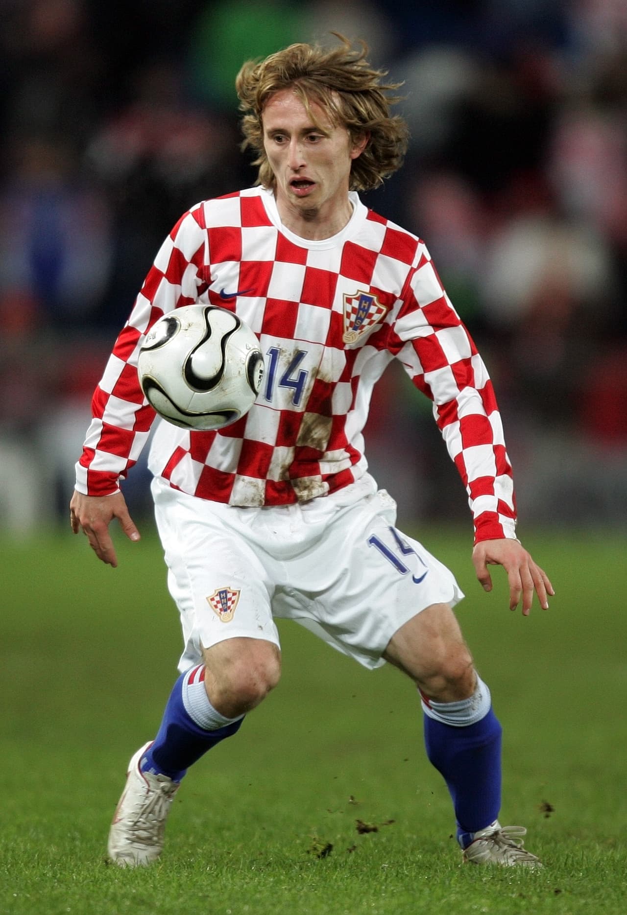 Modric huyó con sus padres de Obrovac a Zadar, un centro de refugiados, donde empezó a jugar fútbol. Esa carrera lo llevó a ser profesional e incluso en 2006 fue mundialista con Croacia con 21 años.