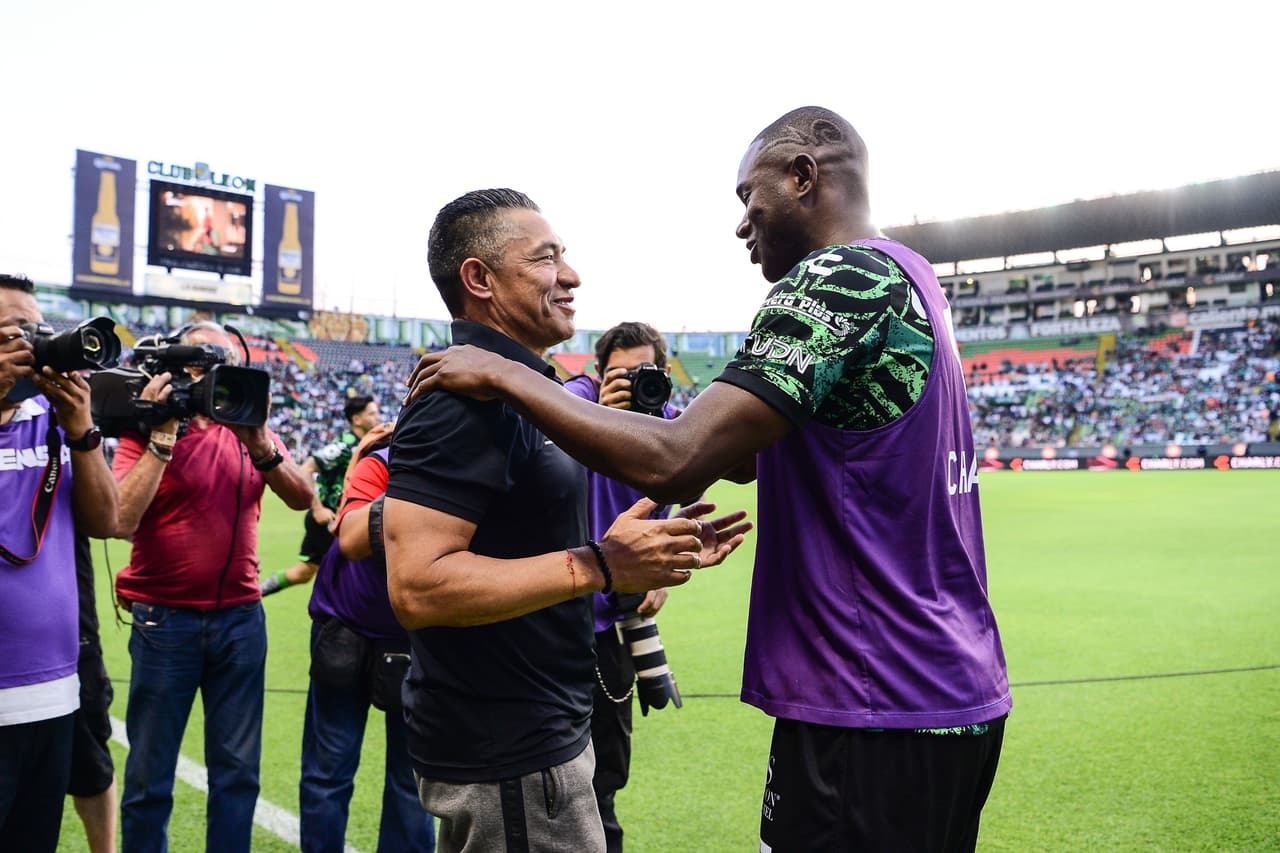 Varios futbolistas 'esmeraldas' se acercaron a saludar a su exentrenador, Ignacio Ambriz.