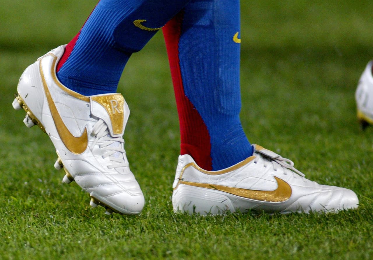Como era de esperarse, Nike amarró en su momento la magia de Ronaldinho. La línea que utilizó 'Dinho' fue los Nike Tiempo R10 que siempre contaban con detalles dorados para descatar la calidad del brasileño.