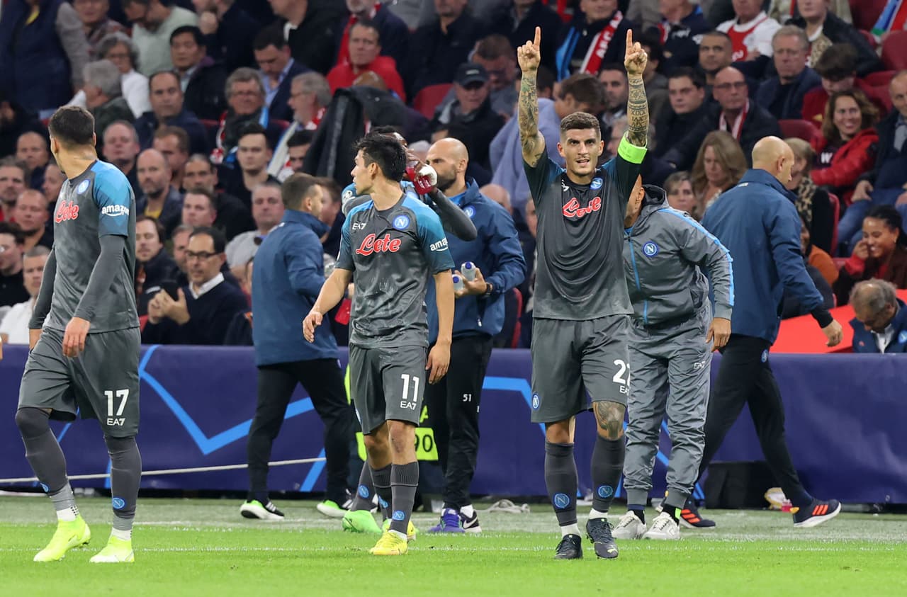 Napoli aplastó al Ajax a domicilio y lleva paso perfecto en la Champions League.
