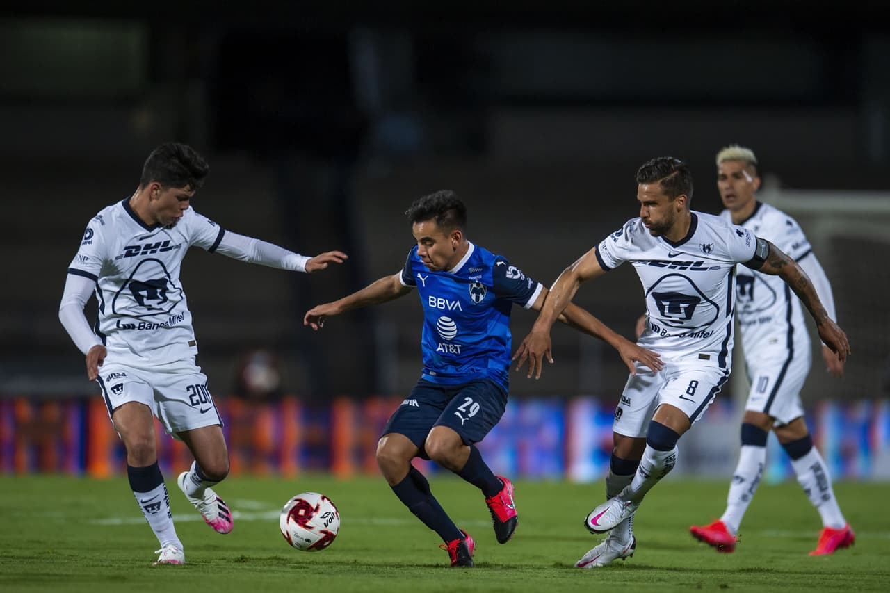 Carlos Rodríguez se multiplica en el medio campo y se adueña del balón.