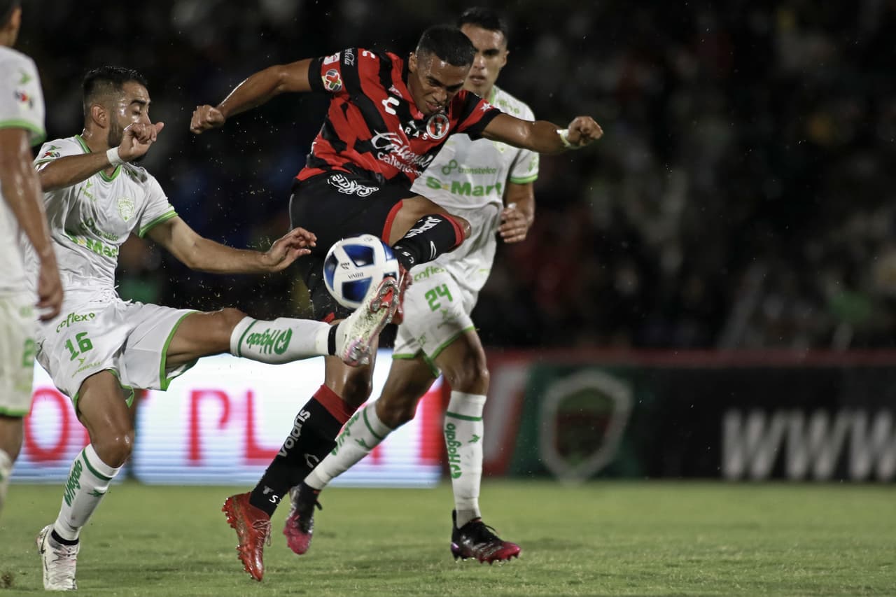 El segundo gol de Xolos no cayó de milagro en la recta final, cuando la defensa de Bravos paseó el balón en su propia área y lo regaló de forma temeraria.