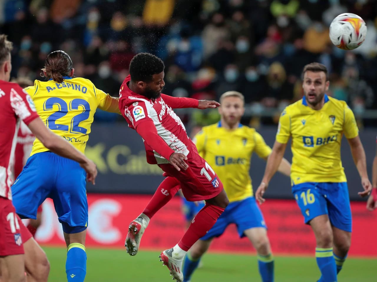 Atletico de Madrid golea a Cádiz 4-1 con anotaciones de Lemar, Griezmann, Correa y Cunha durante la décima Jornada de La Liga. Los Colchoneros son segundo lugar de la tabla.