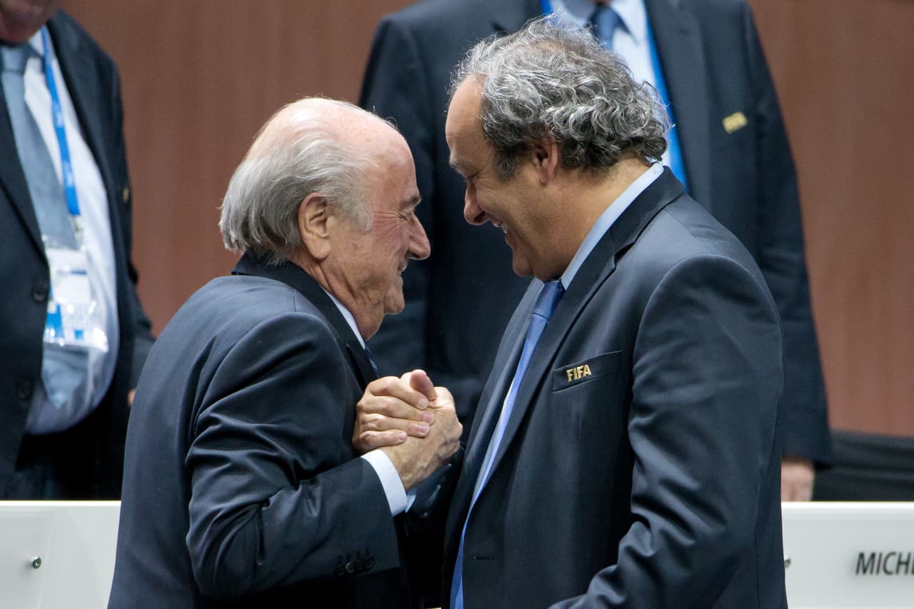 Blatter y Platini se saludan durante una ceremonia de la FIFA este 2015.