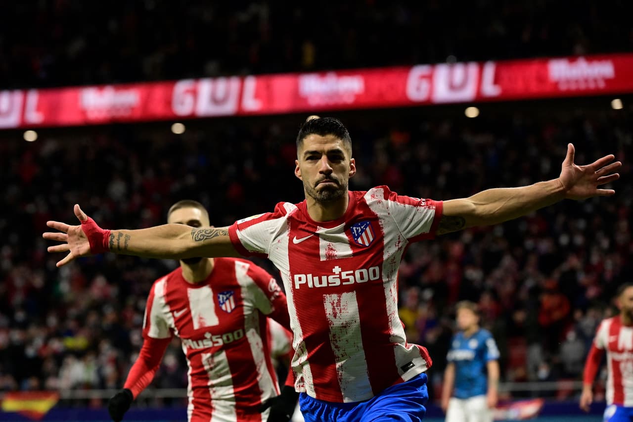 Héctor Herrera muestra cómo apoya al Atlético de Madrid durante su encuentro de Champions
