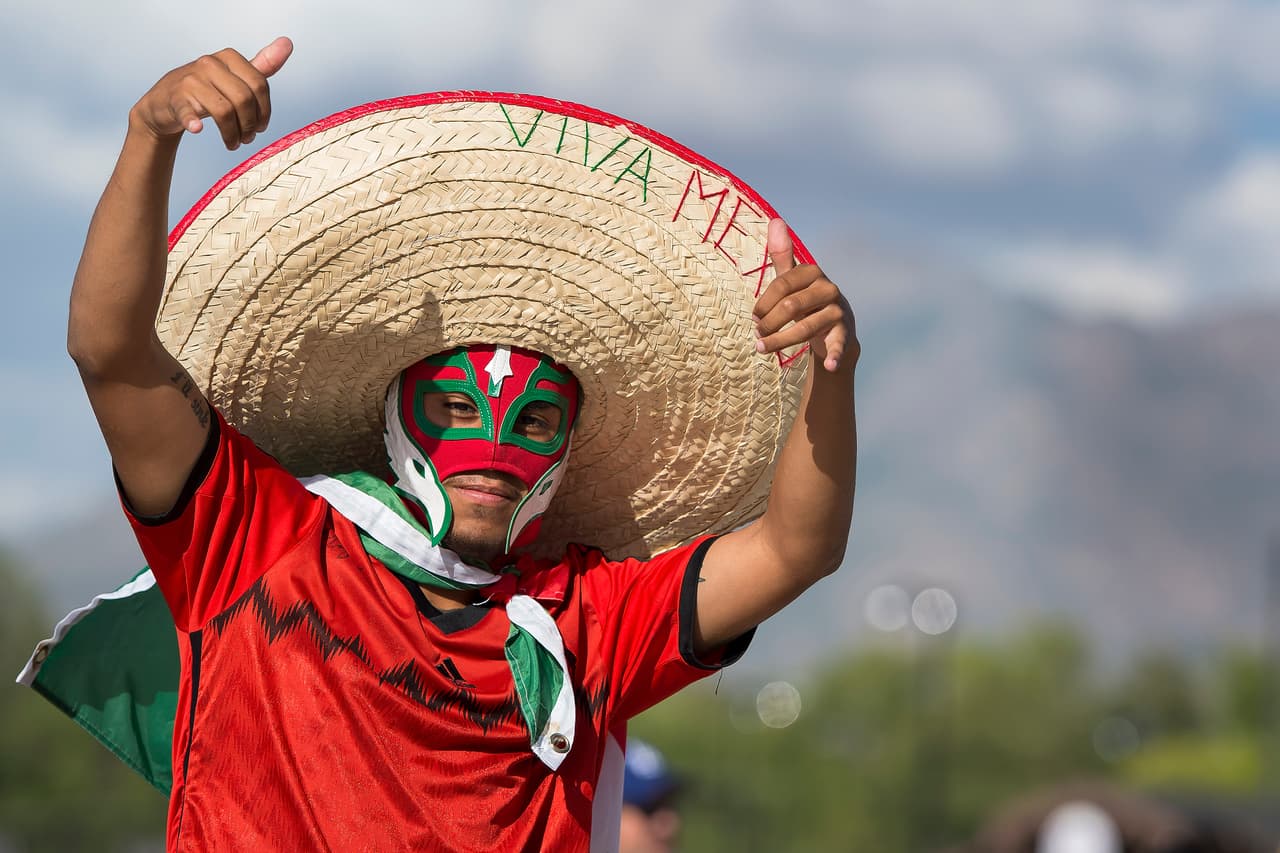 Aficionados mexicanos se dieron cita en el Estadio Rio Tinto de Salt Lake, Utah. Mira el poyo para el Tri