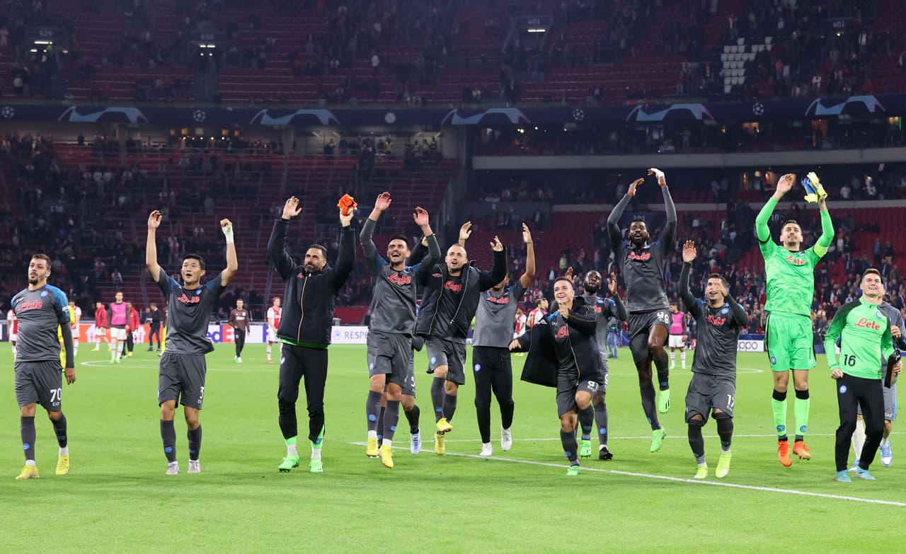 Napoli aplastó al Ajax a domicilio y lleva paso perfecto en la Champions League.