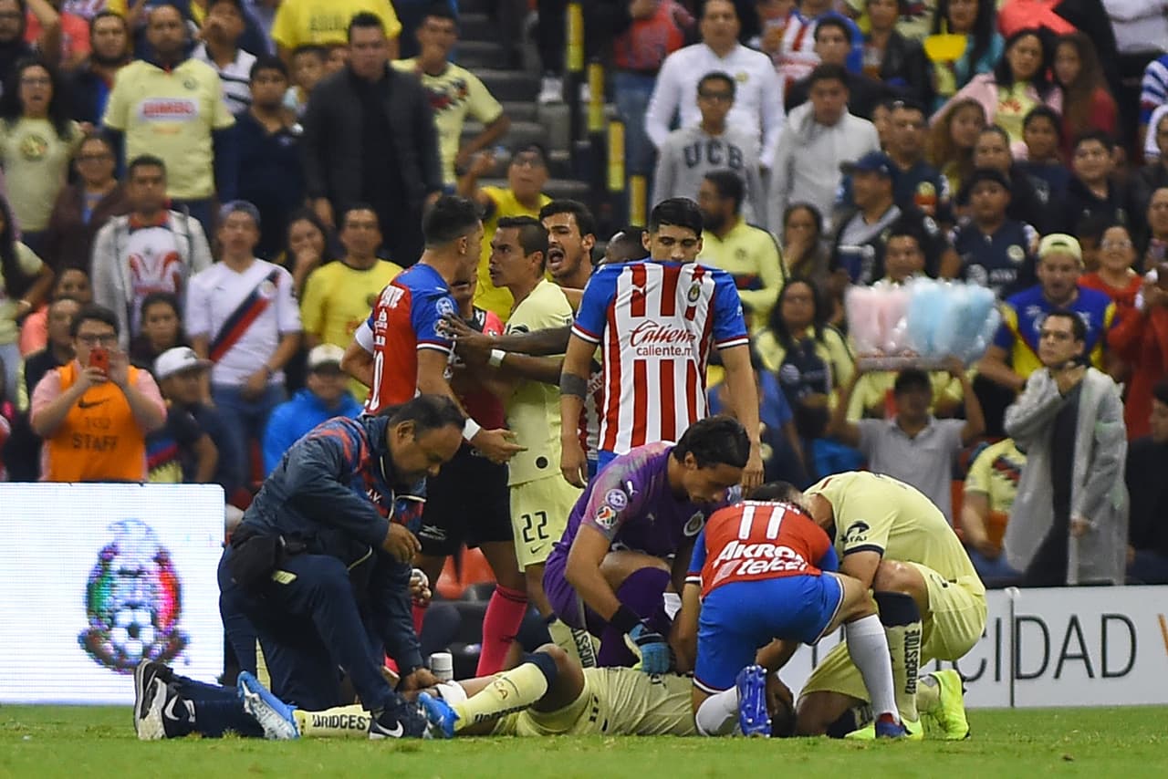 Giovani dos Santos: durante un Clásico Nacional entre América y Chivas, el mexicano recibió una dura entrada de ‘Pollo’ Briseño y le rajó el muslo por completo, al grado de causar la imagen más escalofriante en la historia del balompié azteca.