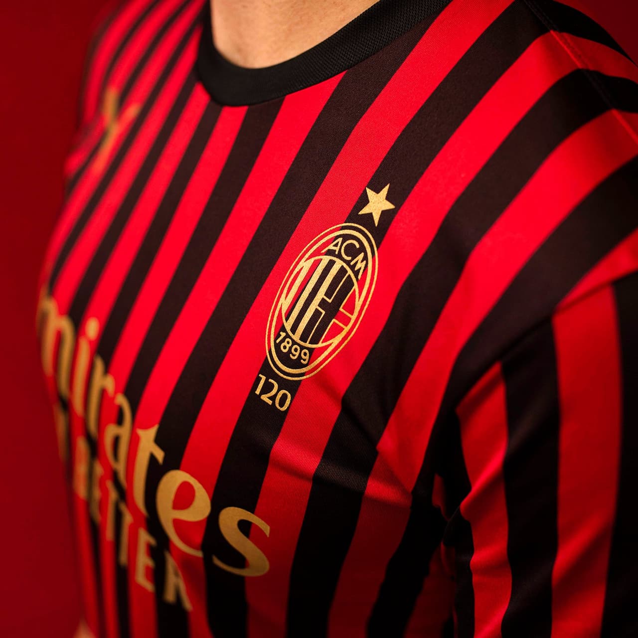 Puma celebra el 120 aniversario de la fundación del AC Milan con un nuevo jersey conmemorativo.