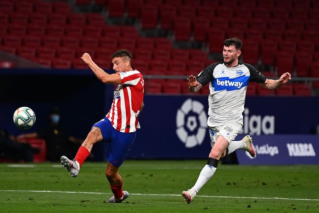 El alavés comienza a adelantar sus filas, por lo que el central José Maria Giménez opta por dividir el balón para reacomodar al equipo.